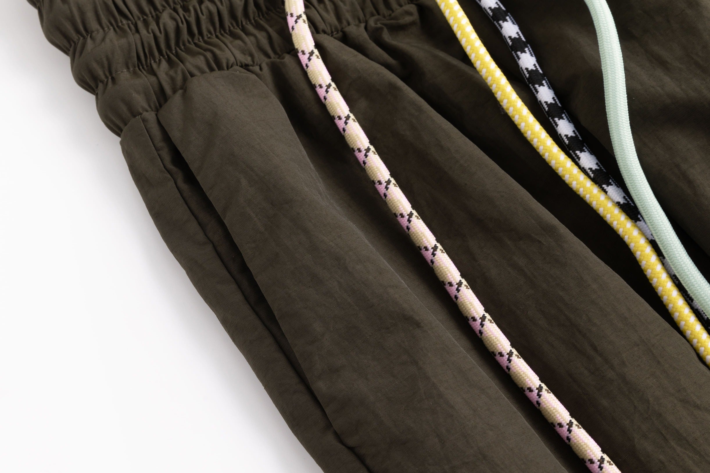 4-string nylon casual pants dark brown